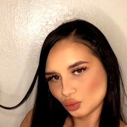 Alluring Elena Amaya