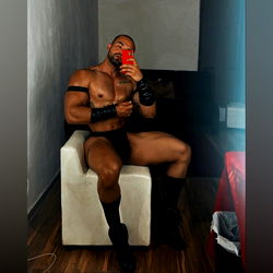 ÁEgul Santillán, Bodybuilder and Influencer in a Stylish Setting