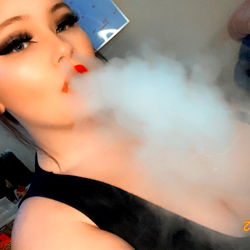 Ariana Marie, a Social Media Influencer Sharing Her Vape Experience