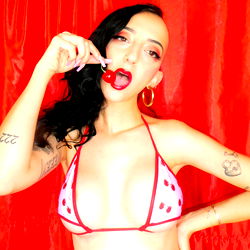 Cherry Luxxxury, the Chic and Flirty Model