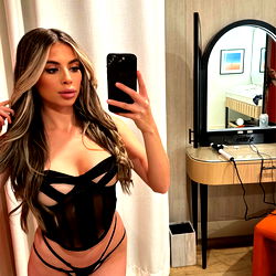 Vibrant Model Arya from NV