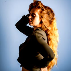 Yonivanhuele - Model Photograph for SEO