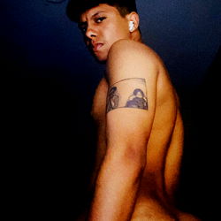 Age and Gender of a Model in an Onlyfans Post