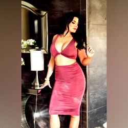 Onlyfans Model Aubrey Linnea Striking a Pose in a Luxurious Setting