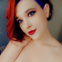 Daisy Elaine Squirt Goddess 🙏 - Striking OnlyFans Model with a Pop of Color in Her Makeup and Hair