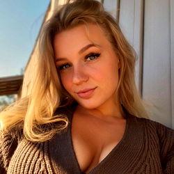 Blonde Amanda, 19 Years Old, from Canada