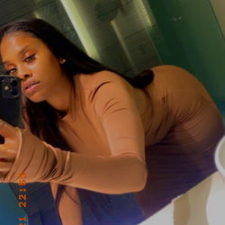 IwantJu's Selfie from Bathroom Mirror